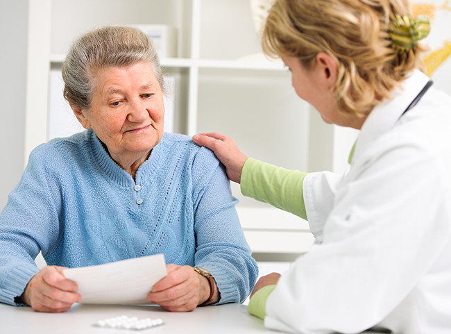 Eine Ärztin führt ein Gespräch mit einer älteren Patientin.