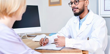 Gespräch zwischen Arzt und Patientin