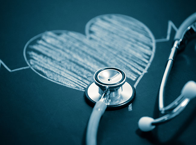 Ein Stethoskop liegt auf einem gezeichneten Herzschlag – als Symbol für die Wichtigkeit des Sicherstellungsauftrages.