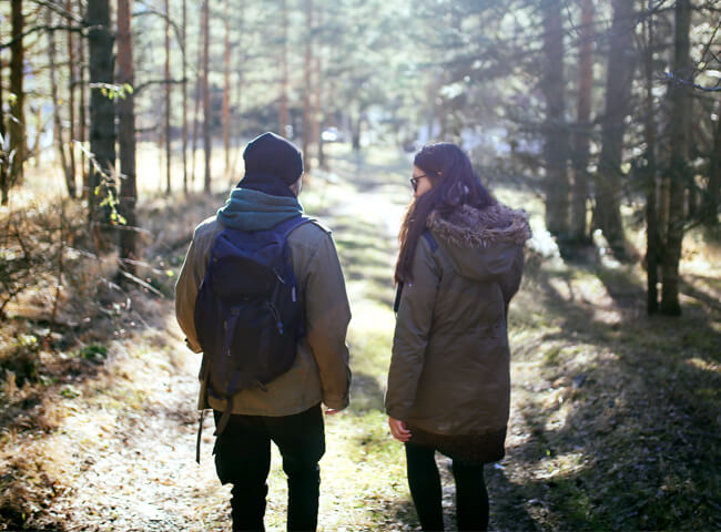 Zwei Medizinsstudierende gehen im Wald spazieren.