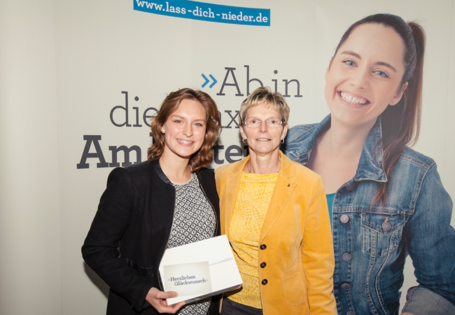 Dipl.-Med. Regina Feldmann und Gewinnerin Leandra Plünnecke bei der PReisverleihung.