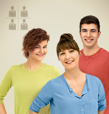 Drei Personen in Freizeitkleidung, im Hintergrund vier Icons, die Personen abbilden